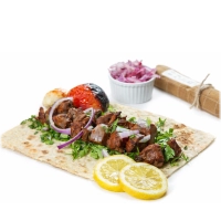 Sappige stukjes gegrilde lamslever, geserveerd in warm platbrood en salade, met heerlijk huisgemaakte knoflooksaus