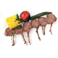 Malse lamskoteletten, zorgvuldig gemarineerd in ui, knoflook, aromatische kruiden en een vleugje citroen geserveerd met rijst.