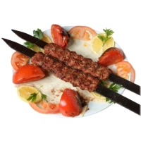 Pittig en sterk gekruid Lams/rundergehaakt gemengd met rode peper, paprika, ui, knoflook en peterselie geserveerd met geurige saffraanrijst of patat met gegrilde tomaten en peper.